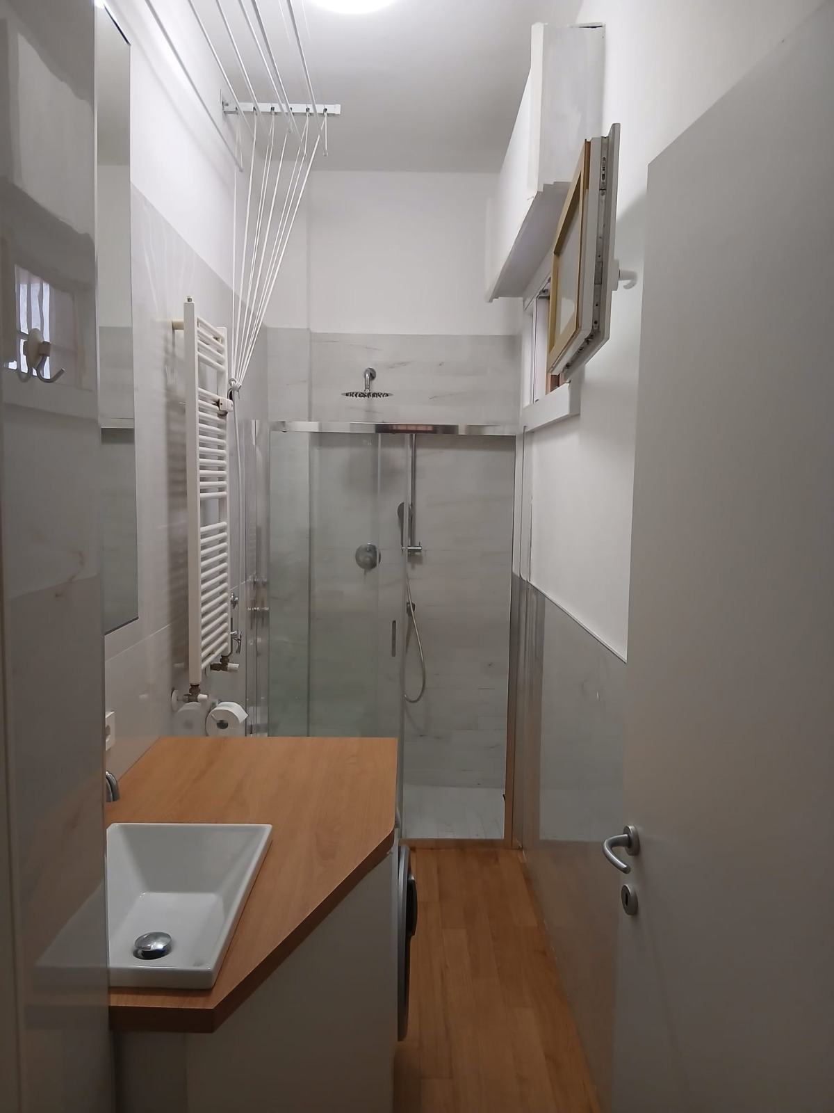 Bagno finestrato con doccia