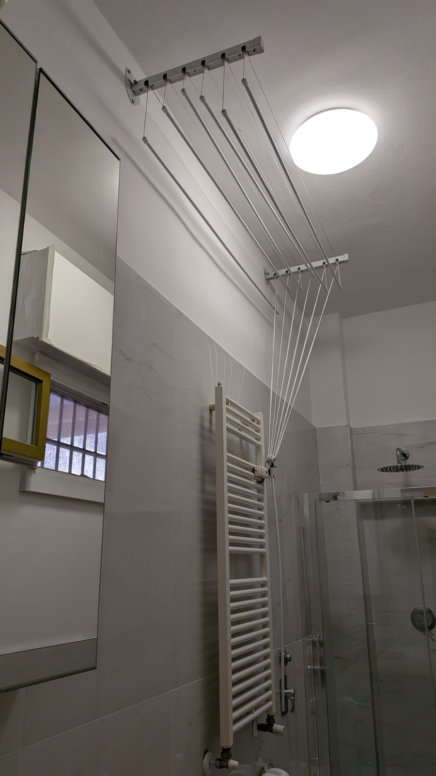 Stendibiancheria a soffitto in bagno
